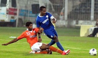 Dempo's Clifford Miranda in action against Sporting Clube de Goa.