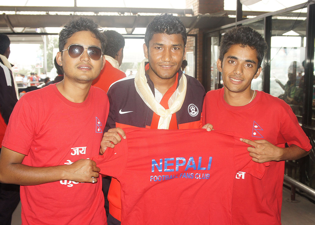 Nirmal-Chhetri-Poses-with-Nepali-Football-Fans