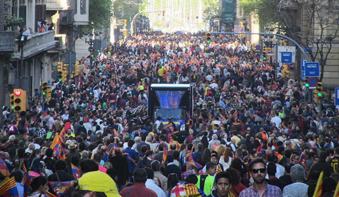 Barcelona fans open bus parade