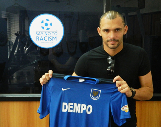 Beto with Dempo jersey at Club house