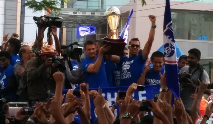Bengaluru FC with I-League trophy